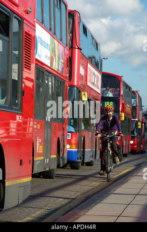 Cycliste sur Waterloo Bridge, Londres Banque D'Images