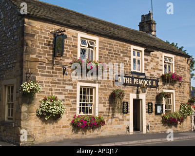 Le Peacock INN un pub traditionnel en pierre de construction Place du vieux marché Bakewell Derbyshire, Angleterre Royaume-uni Grande-Bretagne Banque D'Images