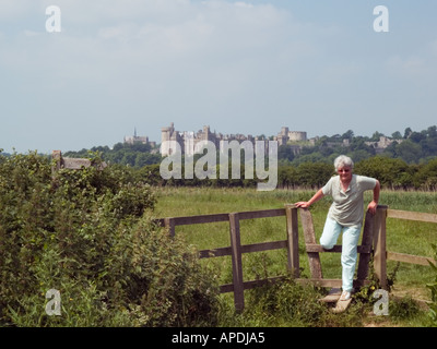 Sentier et STILE avec WALKER Arun Valley Arundel West Sussex England UK Banque D'Images