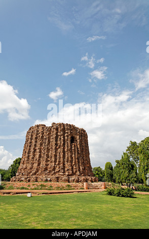 L'Alai inachevé Minar tour au plus grand complexe Qutb Minar Delhi Inde Banque D'Images