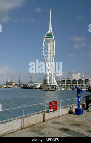 Portsmouth Trafalgar Day 21 octobre 2005 Spinnaker Tower vu de l'île aux épices Banque D'Images