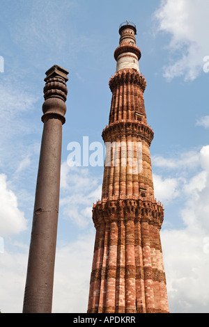 Pilier de fer et d'une tour au plus grand complexe Qutb Minar Delhi Inde Banque D'Images