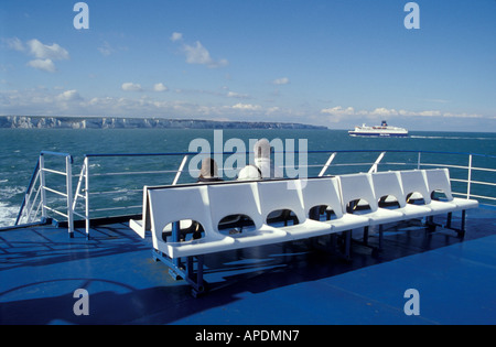 Les gens sur un ferry avec vue sur les falaises de craie de Douvres en Angleterre Banque D'Images