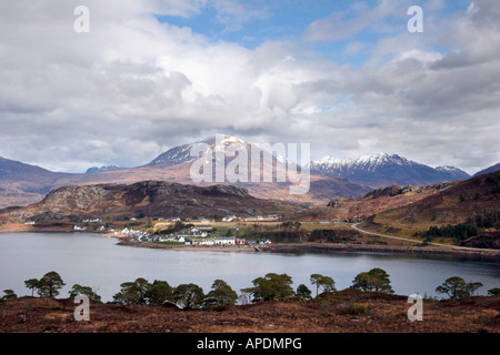 À la recherche sur le Loch Shieldaig au village de Shieldaig Banque D'Images