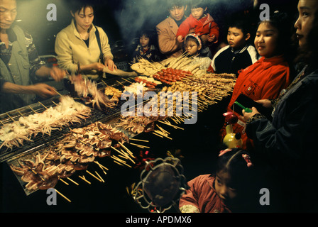 Les gens à un snack-bar dans la soirée, Taipei, Taïwan, l'Asie Banque D'Images