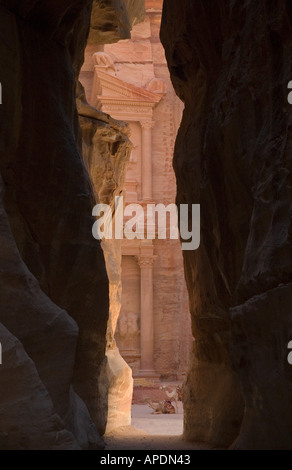 Premier aperçu de Al-Khazneh, bâtiment du Trésor, de la Siq, chemin de Petra, Royaume hachémite de Jordanie, Moyen-Orient. DSC 5045 Banque D'Images