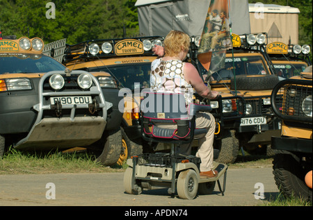 Personne handicapée dans un fauteuil roulant en passant un line-up de Camel Trophy Freelanders Banque D'Images