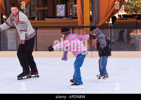 Deux enfants courir après leur père en station de ski Northstar près de Truckee, Californie Banque D'Images