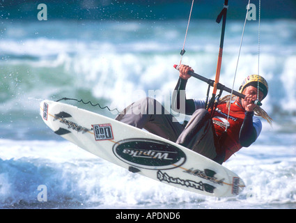 Ben Hanbury kite surf à Watergate Bay Cornwall UK Banque D'Images