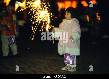 Yenshui festival fireworks, Girl with firework, Yenshui, Tainan County Taiwan, en Asie Banque D'Images