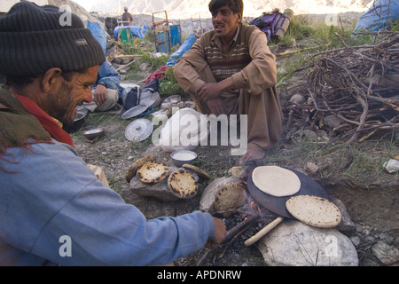 La cuisson du pain chapati porteurs au Pakistan Banque D'Images