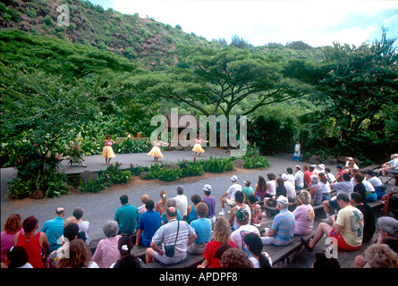 Les touristes regarder la danse Hula dans Oahu, Hawaii, Banque D'Images