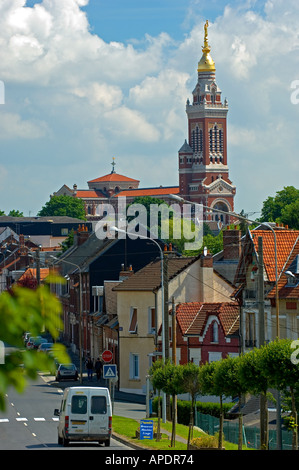 Albert avec sa cathédrale imposante dans la Somme France Banque D'Images