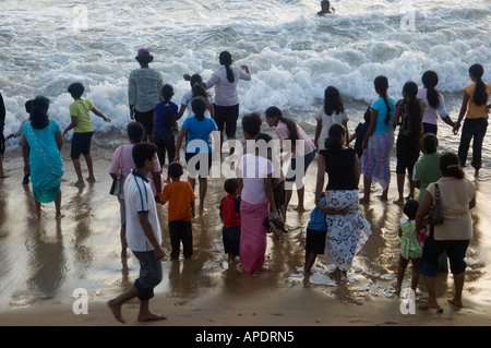 Les foules sur un dimanche après-midi par la mer, Galle Face Green, Colombo, Sri Lanka ©Mark Shenley 2006 Banque D'Images