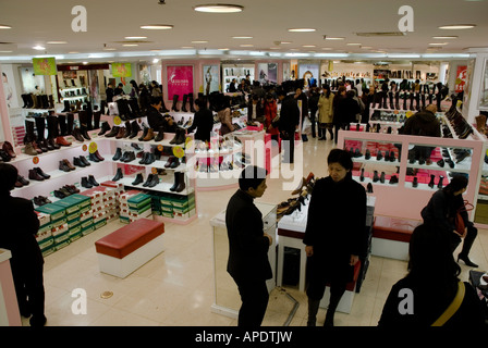 Shopping dans le centre commercial haut de gamme sur East Nanjing Road à Shanghai Banque D'Images