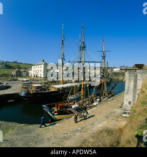 Fisheye grand angle de vue des quais ensoleillés au port de Charlestown sur la côte sud des Cornouailles en Angleterre Banque D'Images