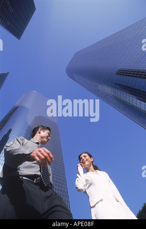 Femme d'affaires et de marcher sous les gratte-ciel de Los Angeles Banque D'Images