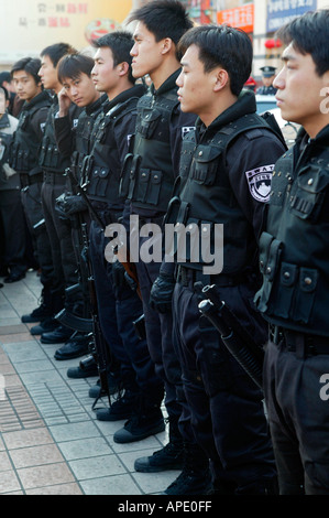 L'équipe SWAT chinois et leurs armes pendant une manifestation publique Banque D'Images