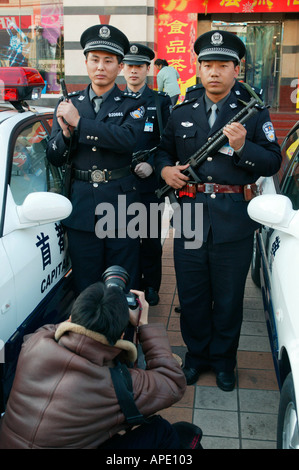 L'équipe SWAT chinois et leurs armes pendant une manifestation publique Banque D'Images