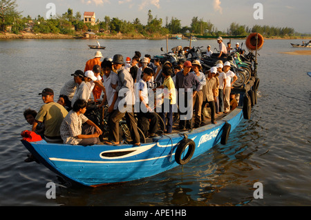Ferry en bois sur la rivière Thu Bon transport de personnes locales arrivant à quai de la ville de Hoi An Quang Nam Province, Vietnam Banque D'Images