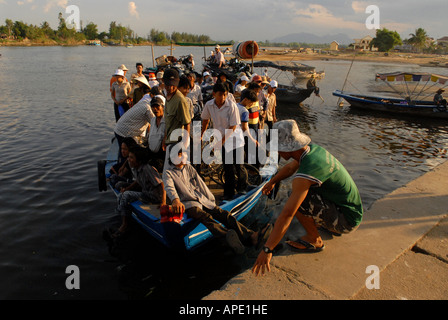 Ferry en bois sur la rivière Thu Bon transport de personnes locales arrivant à quai de la ville de Hoi An Quang Nam Province, Vietnam Banque D'Images