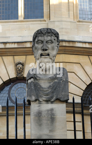 L'un des empereurs les têtes avec le Sheldonian Theatre derrière Banque D'Images