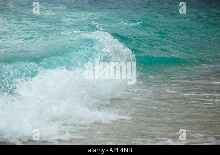 La formation de vagues déferlantes surf spumeux close up Banque D'Images