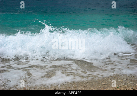 La formation de vagues déferlantes surf spumeux close up Banque D'Images