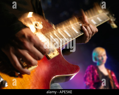 Guitariste rock sur scène en concert, la mi-section, Close up of guitar Banque D'Images