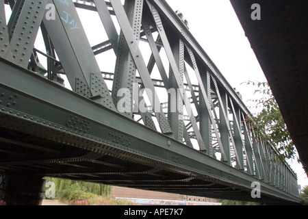 Pont de chemin de fer sur la rivière Lea près de trois usines Bromley par Bow London London GB UK Banque D'Images