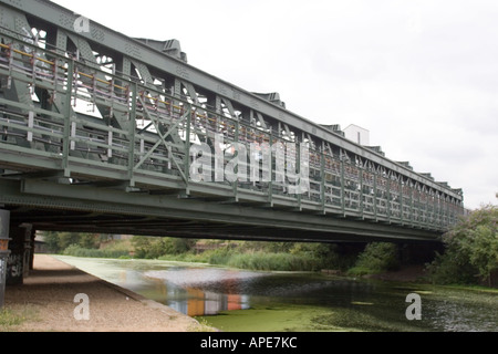 Pont de chemin de fer près de trois usines Bromley par Bow London London GB UK Banque D'Images