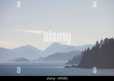 Les montagnes des Îles de la Reine Charlotte embué en été. Banque D'Images