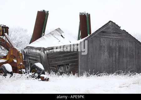 Cour de ferme abandonnée en hiver Banque D'Images