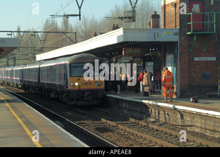 La gare de Shenfield avec plate-forme première Great Eastern Railway Company train arrivant au quai Banque D'Images