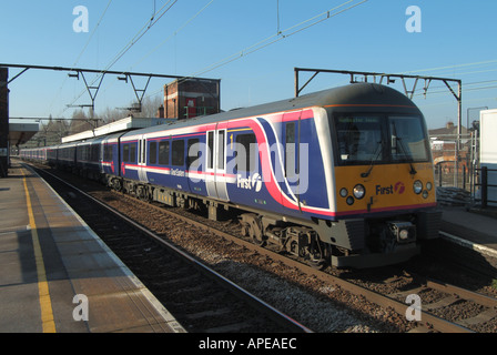 La gare de Shenfield plate-forme et la voie avec la première grande banlieue de l'Est train au départ des passagers d'Essex England UK Banque D'Images