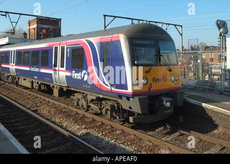 La gare de Shenfield plate-forme et la voie avec la première grande banlieue de l'Est train au départ des passagers d'Essex England UK Banque D'Images