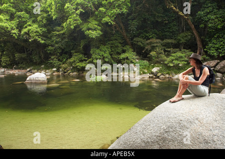 Femme en Akubra et la rivière Mossman Mossman Gorge, Daintree National Park North Queensland Australie Banque D'Images