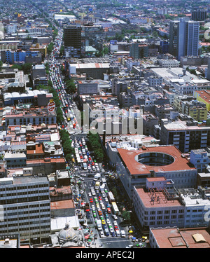 Le trafic aérien au-dessus de la ville de Mexico Banque D'Images