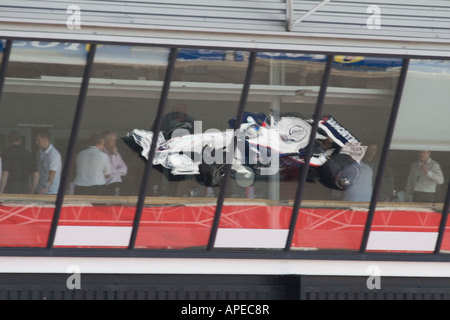 Reflet de Formule 1 BMW Sauber race car dans les fenêtres de contrôle de course à Silverstone Banque D'Images