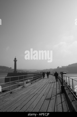 Avis de Whitby North Pier regarder en arrière vers la ville Banque D'Images