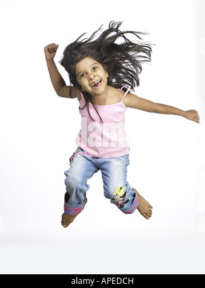 South Asian Indian girl jumping with joy dans l'école maternelle M. Banque D'Images