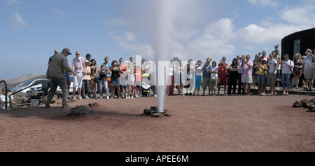 Les touristes profiter d'une démonstration de la température volcanique au Parc National de Timanfaya en Lazarote Banque D'Images