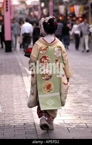 Une marche de la maiko pour un rendez-vous dans le quartier de Gion de Kyoto au Japon 2004 Banque D'Images