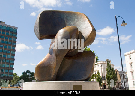 Statue en bronze pièce de fermeture (1963-1964) par Henry Moore sur Millbank près de la Tate Gallery de Londres GO UK Banque D'Images