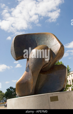 Statue en bronze pièce de fermeture (1963-1964) par Henry Moore sur Millbank près de la Tate Gallery de Londres GO UK Banque D'Images