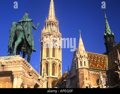 L'église Matthias église Matyas statue du roi Stephen Le Szent Istvan Kiraly près de Buda Budapest Hongrie Bastion des Pêcheurs s Banque D'Images