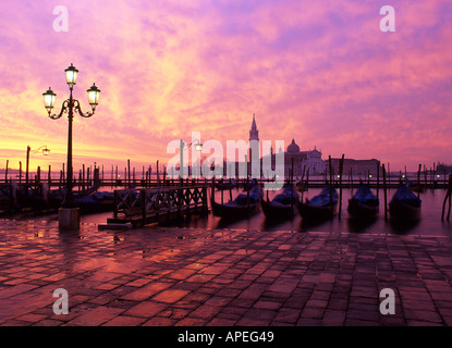 San Giorgio Maggiore de la Molo gondoles en premier plan l'aube voir Venise Vénétie Italie Banque D'Images