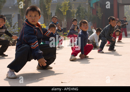 La Chine, village Chenjiagou, Chen du Xaoxing Ecole de taijiquan, les enfants faisant des exercices de taichi Banque D'Images