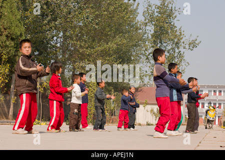 La Chine, village Chenjiagou, Chen du Xaoxing Ecole de taijiquan, les enfants faisant des exercices de taichi et chigong Banque D'Images