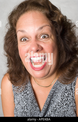 Portrait de femme Latino surpris Banque D'Images